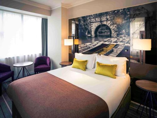 A bed or beds in a room at Mercure Oxford Eastgate Hotel