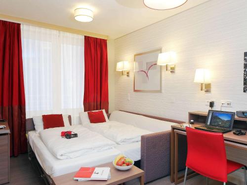 Aparthotel Adagio Muenchen City tesisinde bir odada yatak veya yataklar