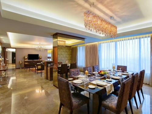 Restoran atau tempat lain untuk makan di Novotel Kolkata Hotel and Residences