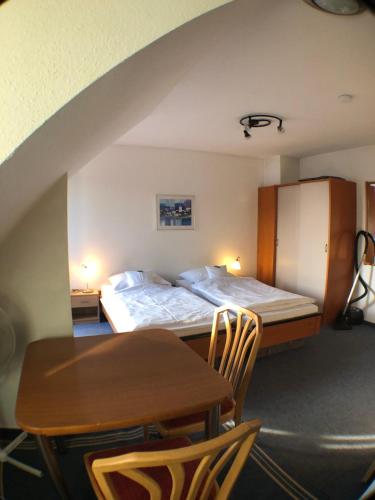 Habitación pequeña con cama y mesa en Apartment Hotel Seebach en Großenseebach