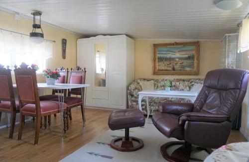 sala de estar con mesa y sillas en Karlholm Snatra Stugområde, en Karlholmsbruk