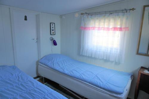 Zimmer mit 2 Betten und einem Fenster in der Unterkunft Karlholm Snatra Stugområde in Karlholmsbruk