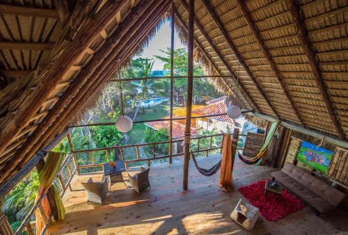 喀巴里特的住宿－Cabarete Maravilla Eco Lodge Boutique Beach Surf, Kite, Yoga，享有高空景致的客房设有大窗户。