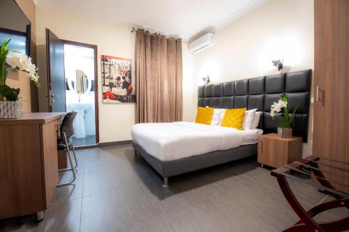 Postel nebo postele na pokoji v ubytování Miami Beach Hotel Tel Aviv