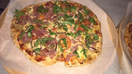 a pizza sitting on top of a table at Nygård Camping in Hjelle