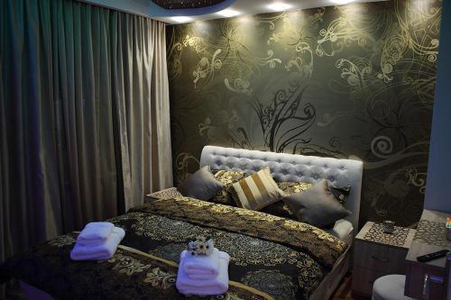 sypialnia z łóżkiem z dwoma ręcznikami w obiekcie Bane Apartmani w mieście Kraljevo