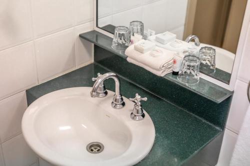 Bilik mandi di Twin Towers Inn