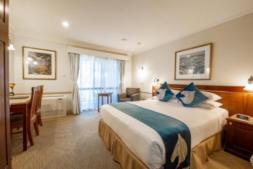 Twin Towers Inn Image