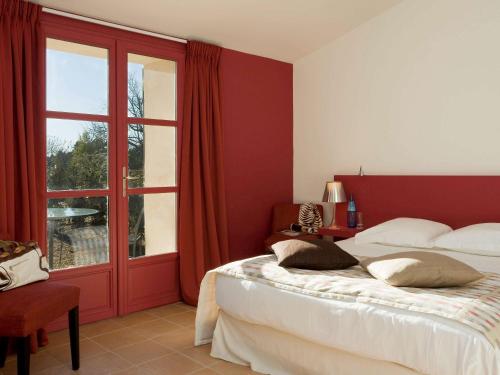 勒魯熱新堡的住宿－普羅旺斯地區艾克斯聖維克托瓦爾美居酒店，相簿中的一張相片