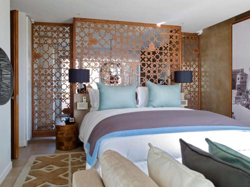 Säng eller sängar i ett rum på Sofitel Essaouira Mogador Golf & Spa