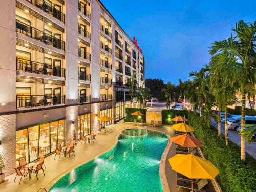 Ibis Hua Hin veya yakınında bir havuz manzarası