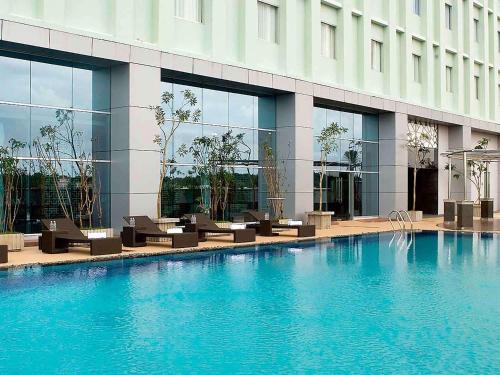 パンカルピナンにあるノボテル バンカ ホテル＆コンベンションセンターの建物前の大型スイミングプール