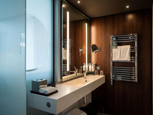 Ένα μπάνιο στο Molitor Hotel & Spa Paris - MGallery Collection