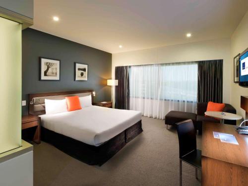 Кровать или кровати в номере Novotel Brisbane Airport