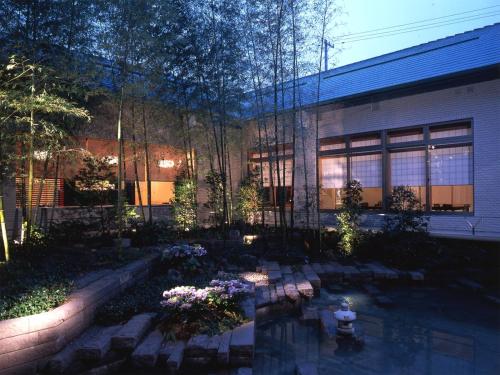 a garden in front of a building at night at Palace Hotel Kakegawa in Kakegawa