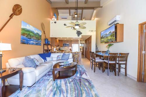 Χώρος καθιστικού στο Papakea H404 condo