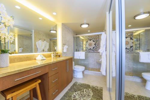 Ένα μπάνιο στο Papakea H404 condo