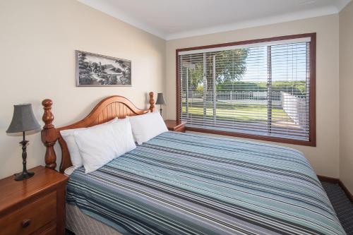 A bed or beds in a room at Bay Vista