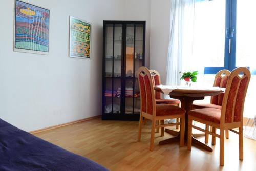 a dining room with a table and four chairs at Monteur und Messewohnung in Rodgau