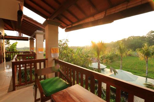 Un balcón o terraza en Ubud Tropical Garden
