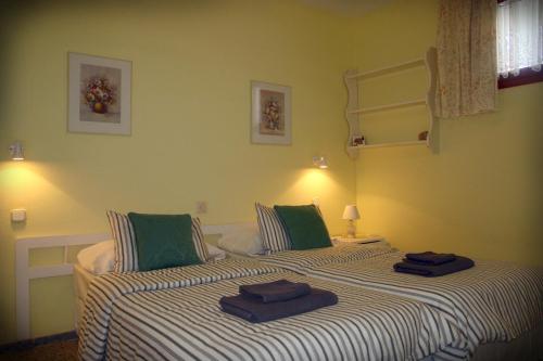 1 dormitorio con 2 camas y toallas. en Cosy apartment close to the beach!, en Puerto del Carmen
