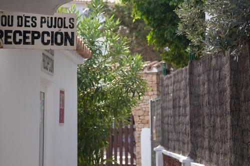 a sign that reads youdes pulls aere convention next to a fence at Apartamentos Pou Des Pujols in Es Pujols