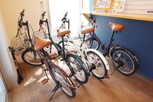 een groep fietsen geparkeerd in een kamer bij Bart Inn Kugenuma Resort in Fujisawa