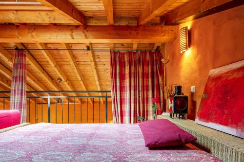 a bedroom with a bed and a wooden ceiling at Villa Waldeslust in Beaufort