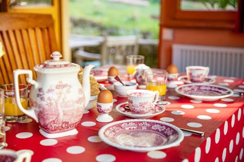 a red and white table with eggs and a tea pot at Villa Waldeslust in Beaufort