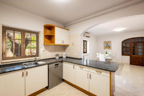 - une cuisine avec un évier et un comptoir dans l'établissement Casa Katarina - Private Villa - Heated pool - Free Wifi - Air Con, à Tunes