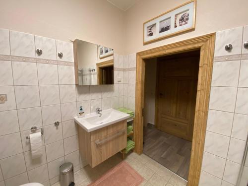 ein Badezimmer mit einem Waschbecken, einem WC und einem Spiegel in der Unterkunft FeWo Nietleben in Halle an der Saale