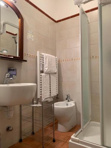 bagno con lavandino e servizi igienici di Mongalletto a Castellinaldo