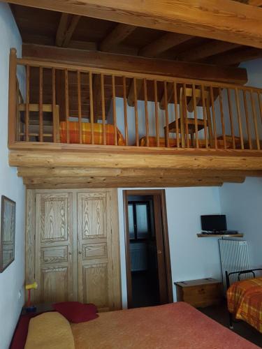 Cama elevada en habitación con cama en Da Petro Appartamenti per vacanze, en Pila