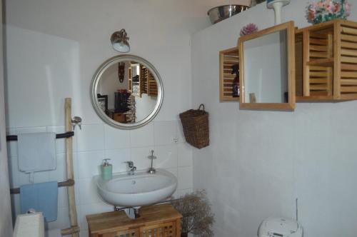 A bathroom at Box58