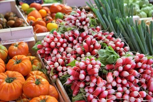 a display of fruits and vegetables in a market at Résidence de l'Escoulaou in Castellane