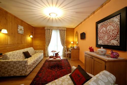 a living room with a couch and a table at Hotel Boton D'Or & Wellness a La Thuile in La Thuile