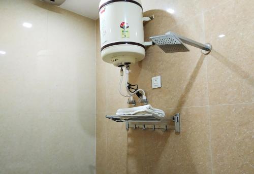 a light on the corner of a shower in a bathroom at Hotel vinayak inn in Haridwār