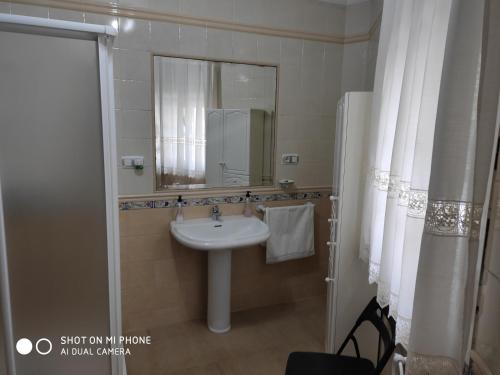 łazienka z umywalką i lustrem w obiekcie La Casa Del Rio w mieście Setenil