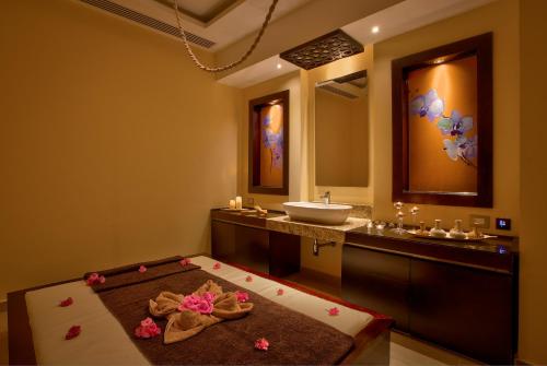 une salle de bain avec un lavabo et une baignoire dans l'établissement Cleopatra Luxury Resort Sharm El Sheikh, à Charm el-Cheikh