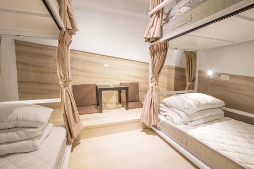 Bunk bed o mga bunk bed sa kuwarto sa Light Inn