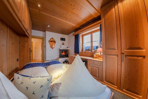 a small room with a bed and a kitchen at Ferienwohnung Wörnerblick in Mittenwald