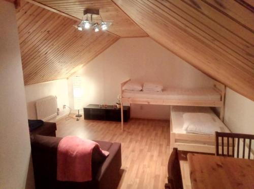 Cette chambre mansardée comprend des lits superposés. dans l'établissement Lägenhet på landet, à Torsby