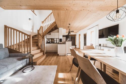 cocina y sala de estar con una mesa de comedor larga en Weingartenrefugium Rosenberg, en Straden
