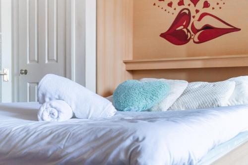 Tony Asga - Tony's Apartment HEART OF EDINBURGH CITY CENTRE sleeps 2にあるベッド