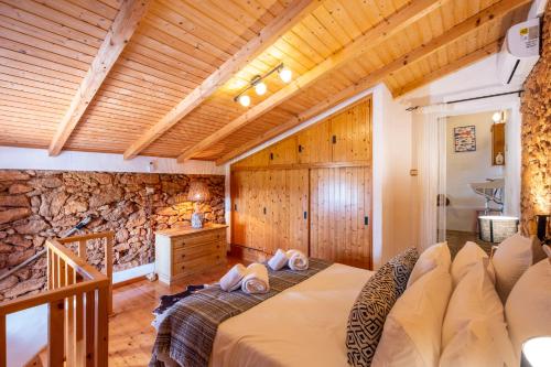 En eller flere senge i et værelse på Villa Monte Algarvio - Private Heated Pool - wifi