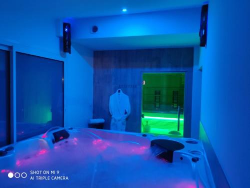 ein Badezimmer mit einer Badewanne in einem blauen Zimmer in der Unterkunft Hôtel & Spa La Villa in Sainte-Maxime