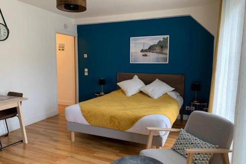 um quarto com uma cama com uma parede azul em Magnifique studio avec Balcon-Vieux Port-Panier em Marselha