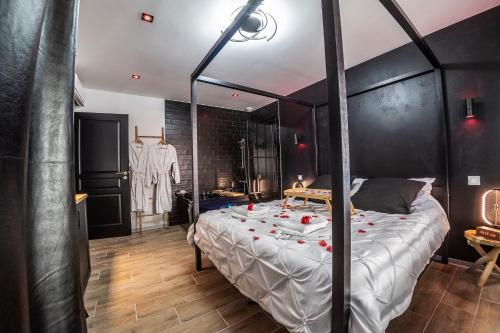 Appart Hotel GLAM88 Suites avec SPA et Sauna Privatif 객실 침대
