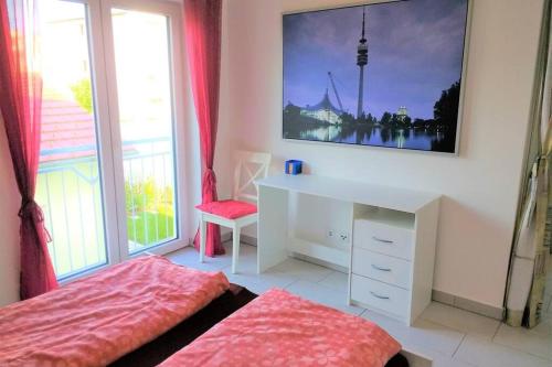 1 dormitorio con cama, escritorio y ventana en sehr schöne Ferienwohnung in Ebersberg bei München, en Ebersberg