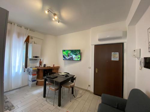 a living room with a table and a desk at Terrazza mare home in Rodi Garganico